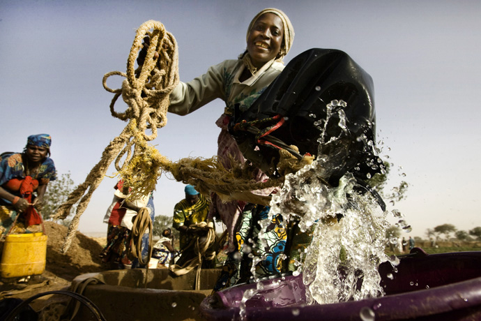 A woman harvesting water from a well, Kirari, Niger  - © Giulio Napolitano